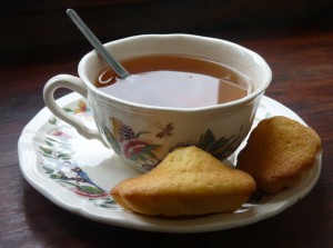 Tasse de thé avec madeleines