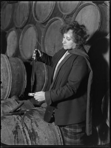 Dégustation de vin avec Colette, Nuits-Saint-Georges, Bourgogne (André Kertész, 1930)
